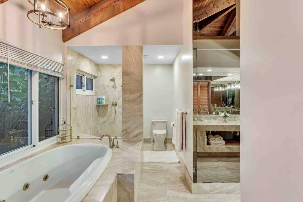 Rare Hidden Getaway Heated Pool 1.5 Acres! Sleeps 16 Villa Fort Lauderdale Exterior foto