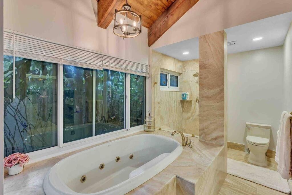 Rare Hidden Getaway Heated Pool 1.5 Acres! Sleeps 16 Villa Fort Lauderdale Exterior foto