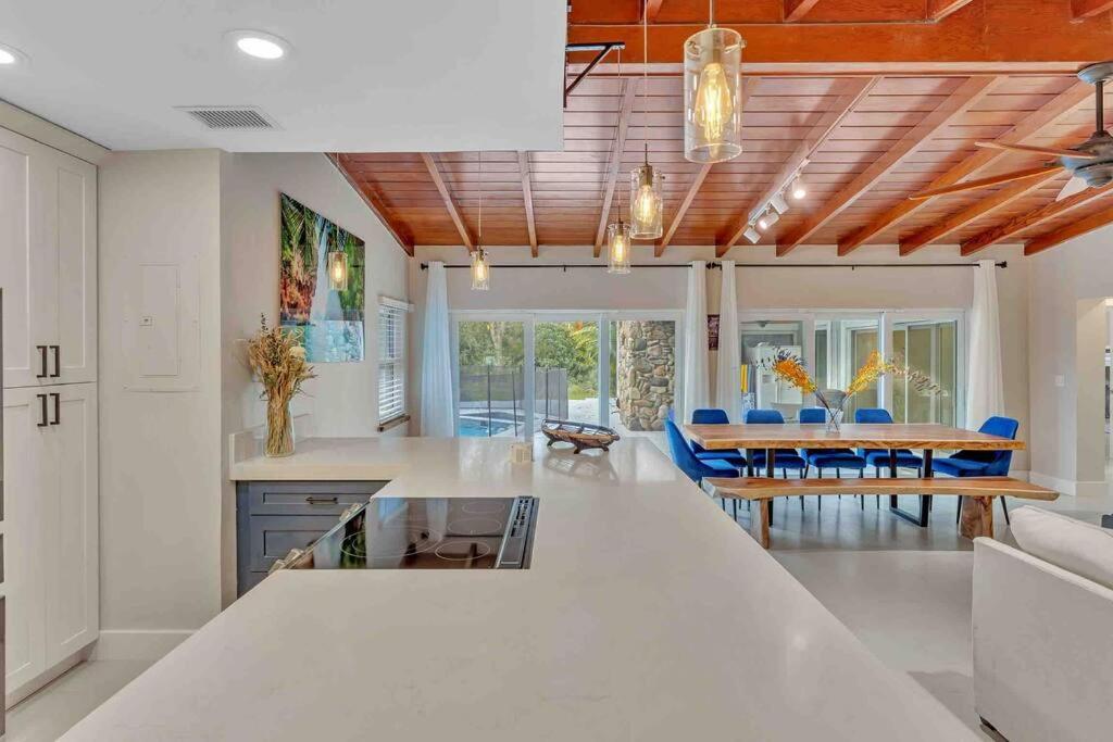 Rare Hidden Getaway Heated Pool 1.5 Acres! Sleeps 16 Villa Fort Lauderdale Exterior foto