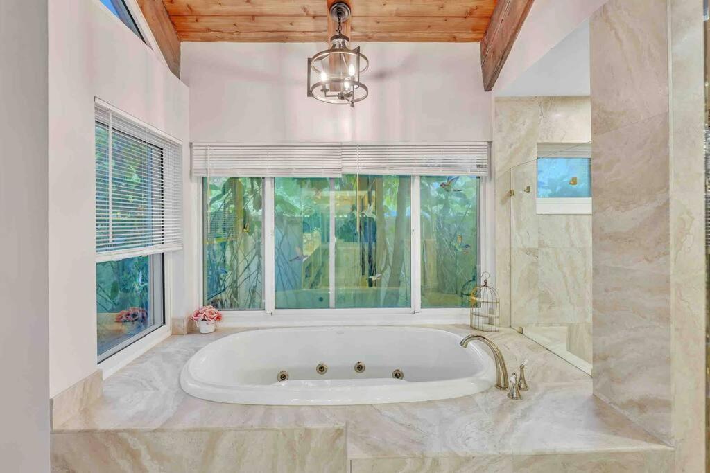 Rare Hidden Getaway Heated Pool 1.5 Acres! Sleeps 16 Villa Fort Lauderdale Exterior foto